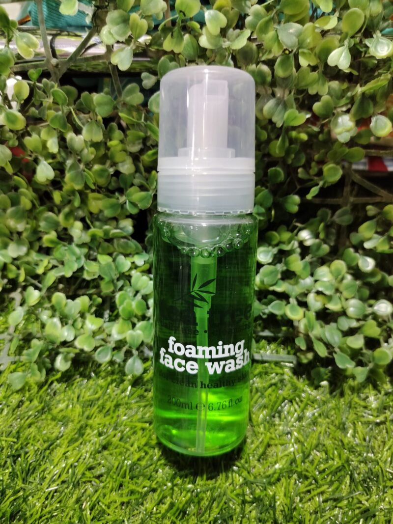 Foaming face wash for clean and healthy skin. 200ml