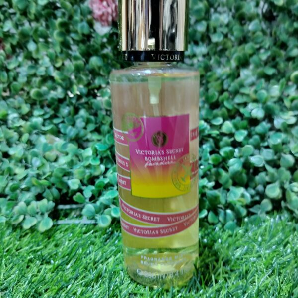 Victoria's Secret Bombshell Paradise fragrance mist. 250ml