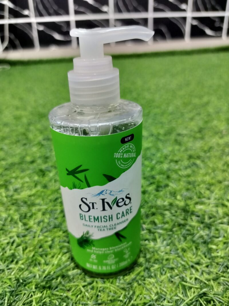 St. Ives Blemish Care Daily Facial Cleanser Tea Tree (200ml).