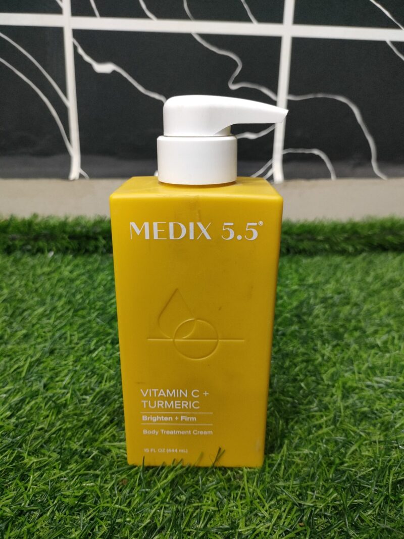 Medix 5.5 Vitamin C + Turmeric Body Treatment Cream (444ml).