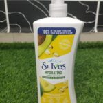 St. Ives Hydrating Body Lotion Vitamin E & Avocado (621ml).