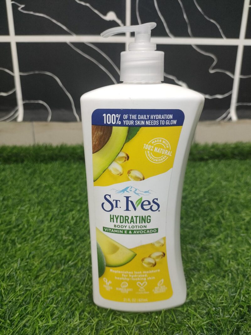 St. Ives Hydrating Body Lotion Vitamin E & Avocado (621ml).